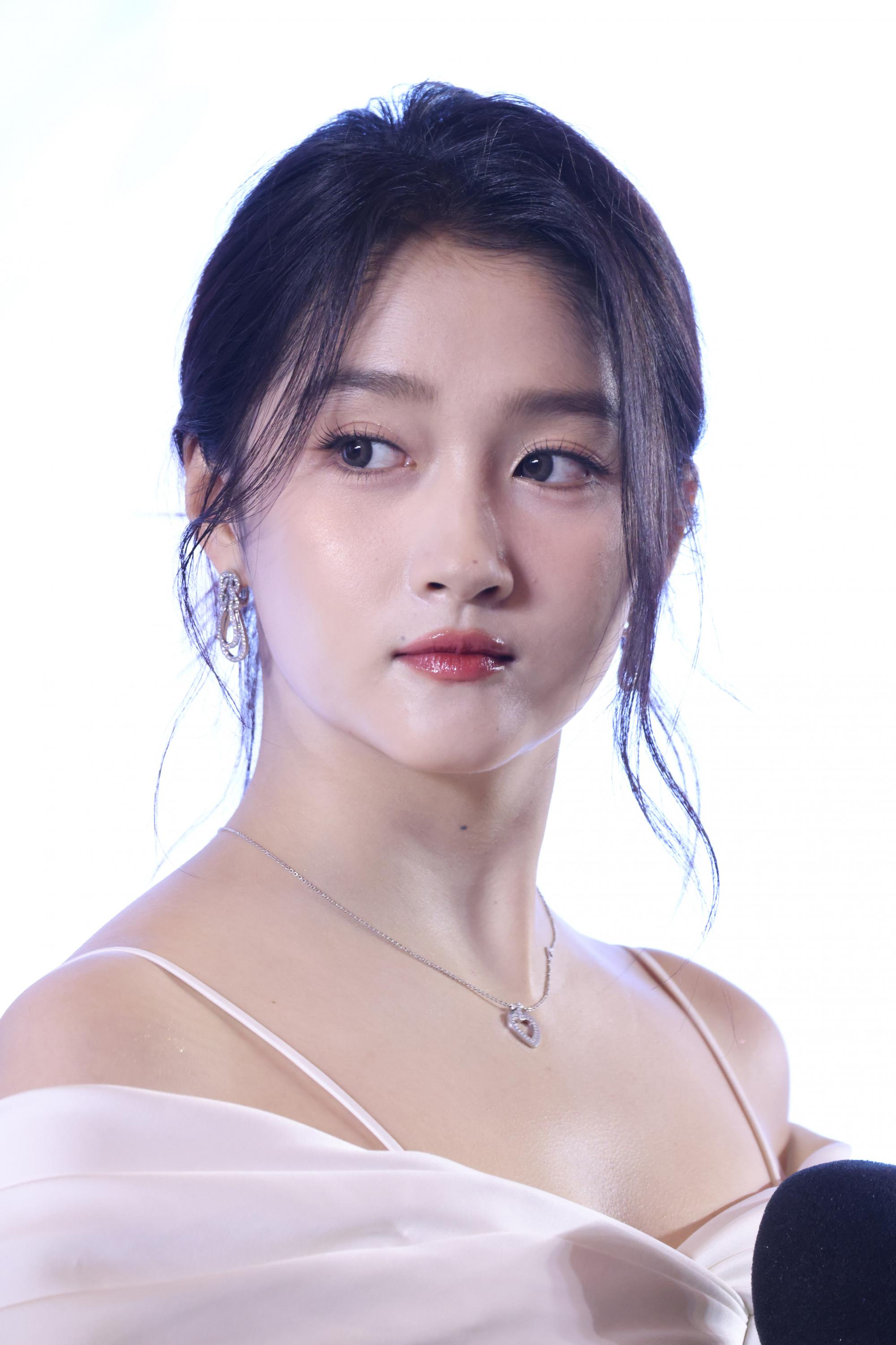 关晓彤现场侧脸头部正面生图照[10]